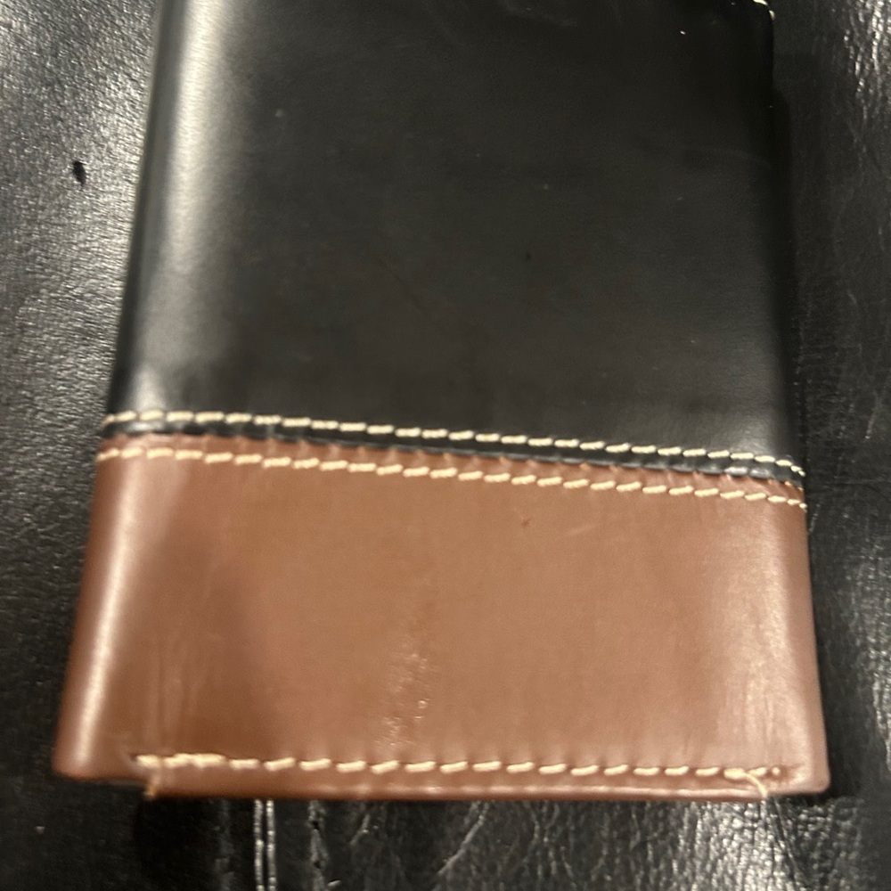 Timberland Two-Tone Black and Brown Leather Card Holder - Picture 4 of 7